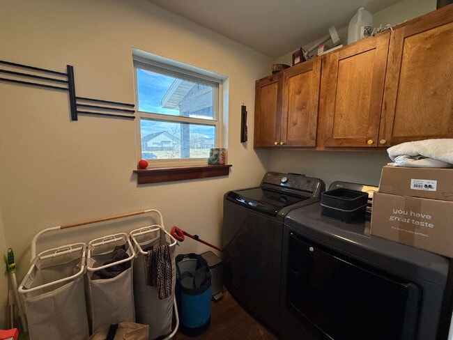 Building Photo - Stunning Single Level Home with Sprawling Fenced Yard