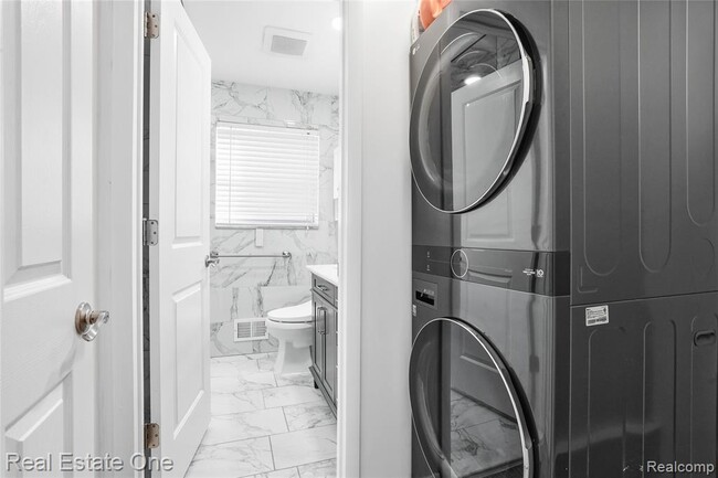 Building Photo - 6341 N Charlesworth St