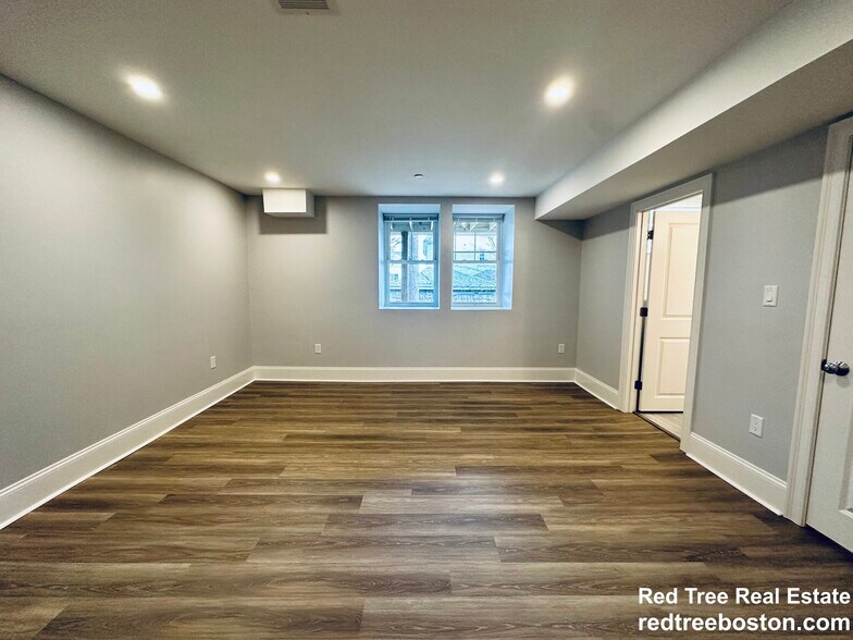 Building Photo - 100 Brooks St