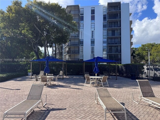 Building Photo - 3301 N Country Club Dr