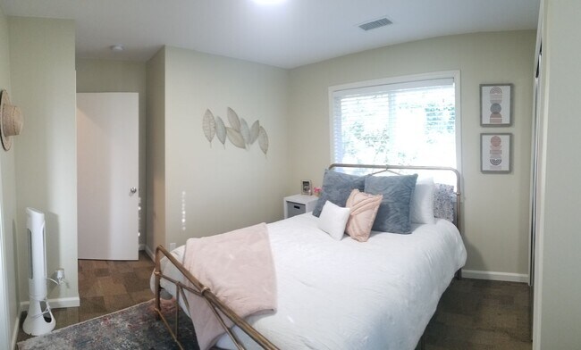 Building Photo - Immaculate 5 Bedroom 3 bath home with beautiful hill views!