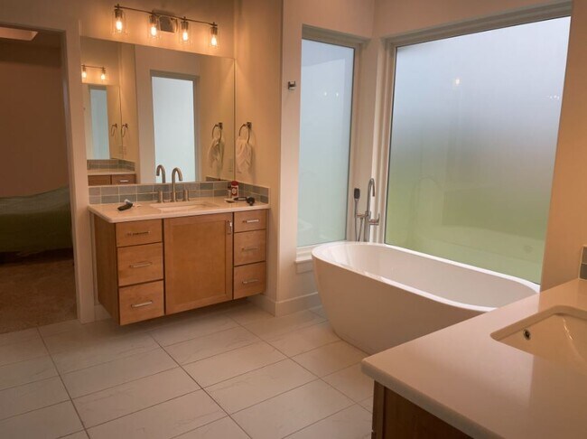 Building Photo - 2702 N Eagle St