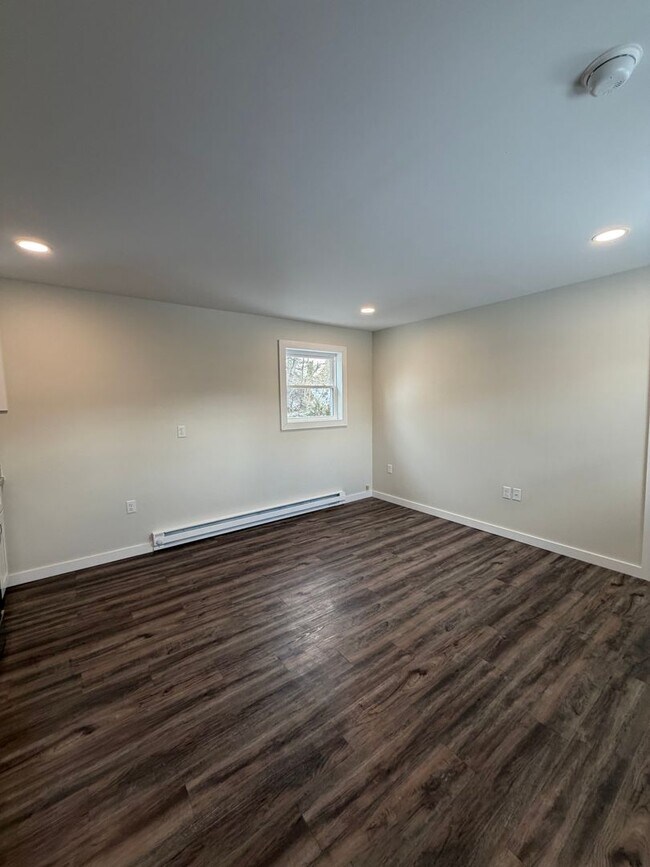 Building Photo - Beautifully remodeled and completed 1 Bedroom apartment.