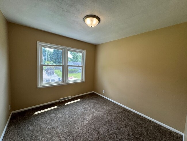 Building Photo - Spacious Rock Island Home with Family Room and Garage!