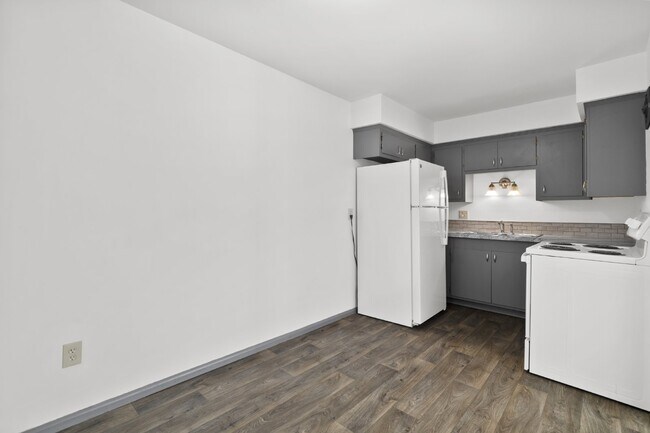 Building Photo - Large, updated, two bedroom available Febr...