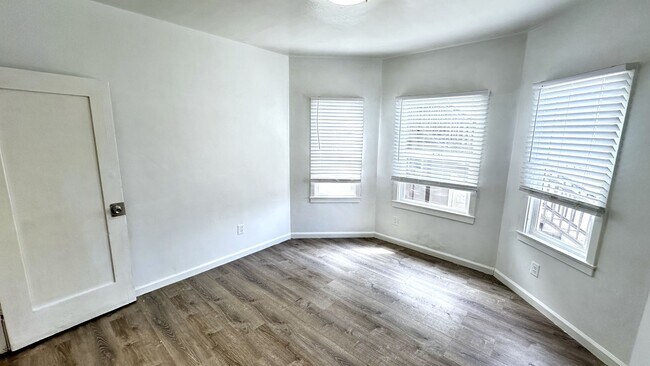 Building Photo - 1321