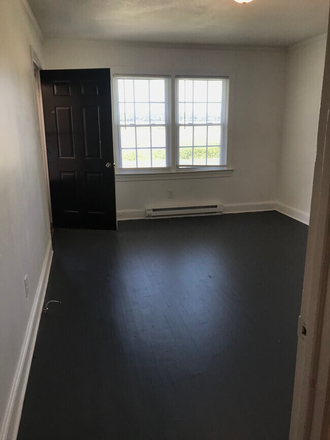 Building Photo - 587 7th St