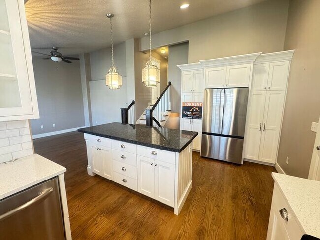 Building Photo - 4 bed 2 bath 2 car garage. Dog Friendly