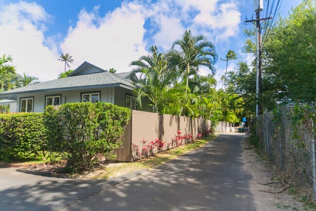Building Photo - Kahala Avenue - renovated / upstairs 1 bedroom, 1 bath on Kahala Avenue less than 250 feet from b...