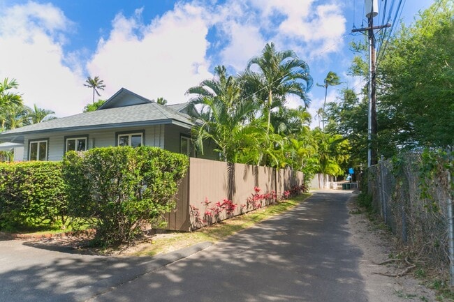 Building Photo - Kahala Avenue Beachside -  1 minute walk to beach  Recently remodeled w/fenced yard. 1 bdrm, 1 ba...
