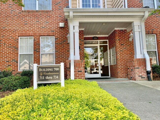 Building Photo - 2 Bedroom, 2 Bathroom Condo in Chapel Hill