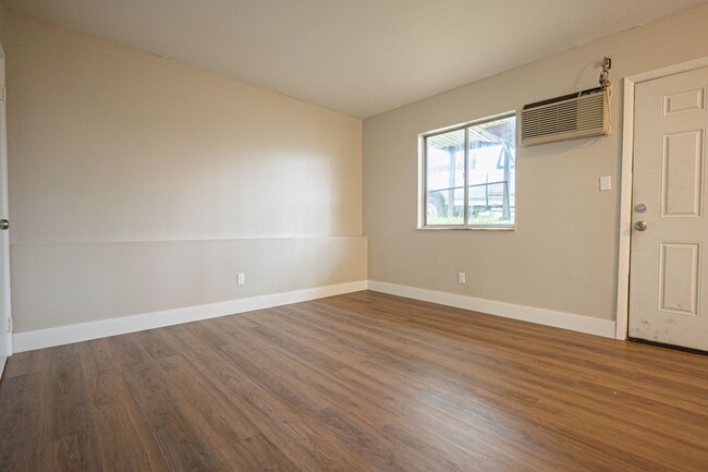 Building Photo - 733-743-743 E Wilbeth Rd