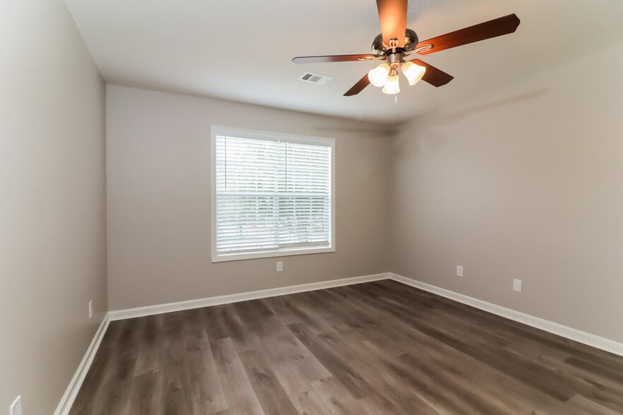 Building Photo - 4961 Hampstead Ln