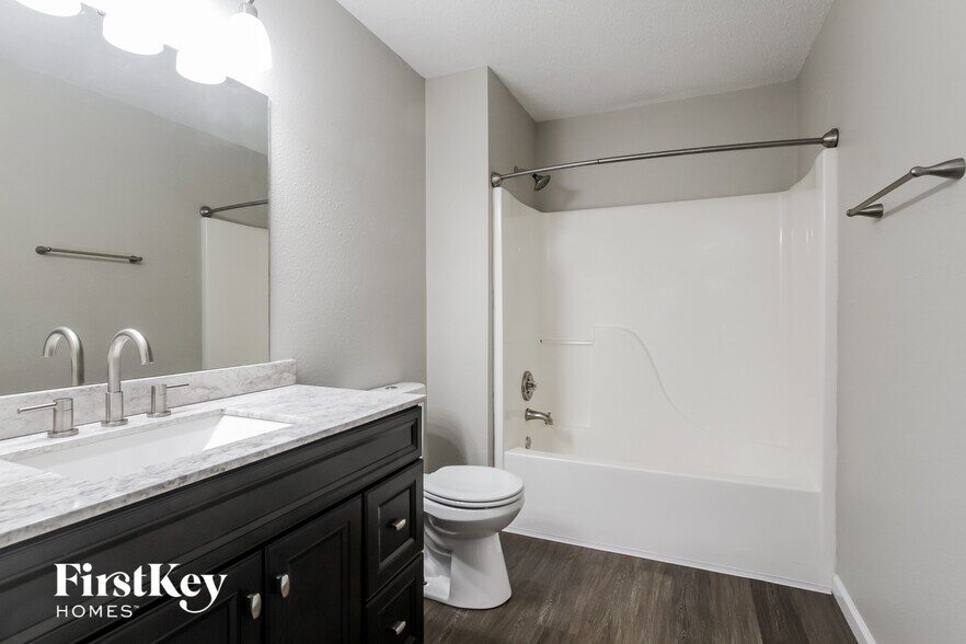 Building Photo - 5323 Alameda Rd