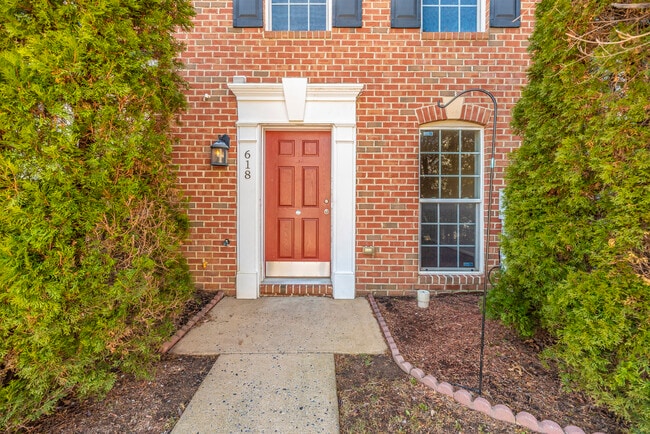 Building Photo - 618 Cawley Dr
