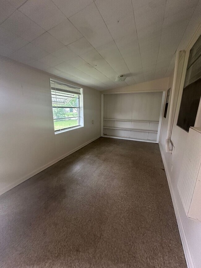 Building Photo - Crystal Springs, Country Home, Large Lot a...