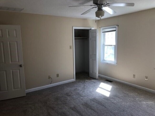 Building Photo - B-1 Kingswood Villas - Gorgeous townhome available now!