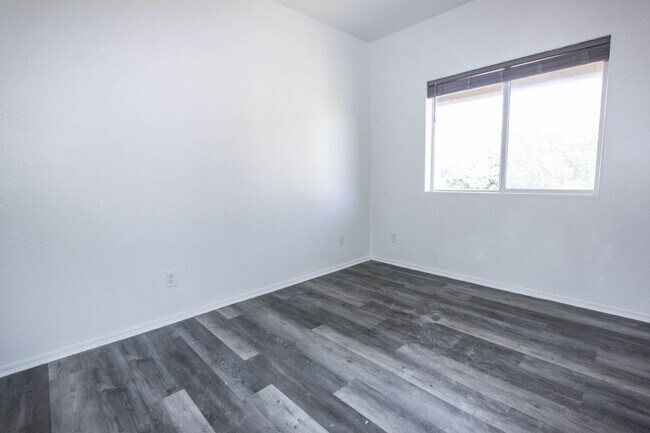 Building Photo - Three Bedroom Quailwood Home