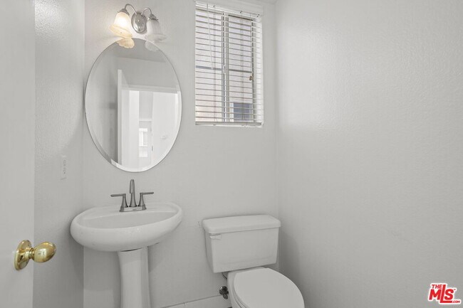 Building Photo - 16850 Merion Ln