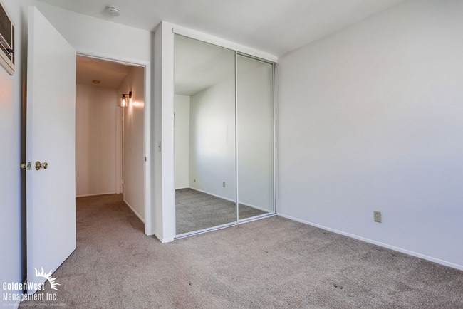 Building Photo - Charming 2Bdm 1Ba Condo with Modern Upgrades in Lakeside!