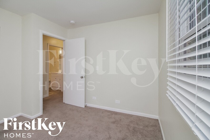 Building Photo - 125 S Orchard Dr