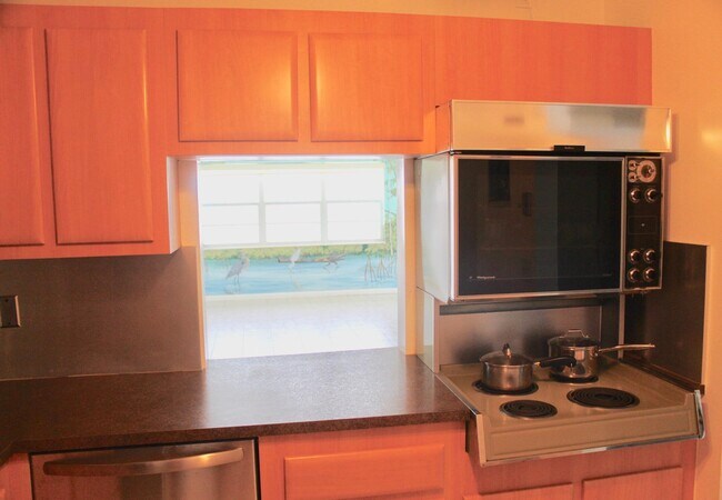 Building Photo - 1516 S Lakeside Dr