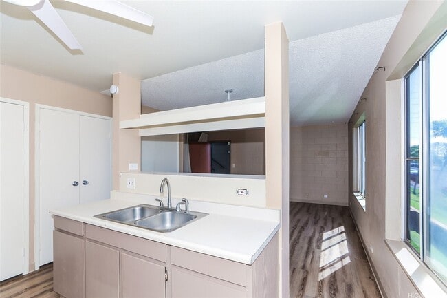 Building Photo - Lovely 2 bedroom 1 bath, with 1 open parking
