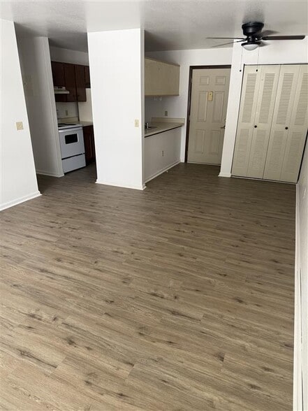 Building Photo - Pinecrest Manor