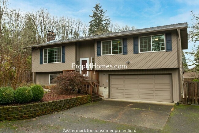 Building Photo - Spacious Four Bedroom Split-Level Home In Milwaukie!