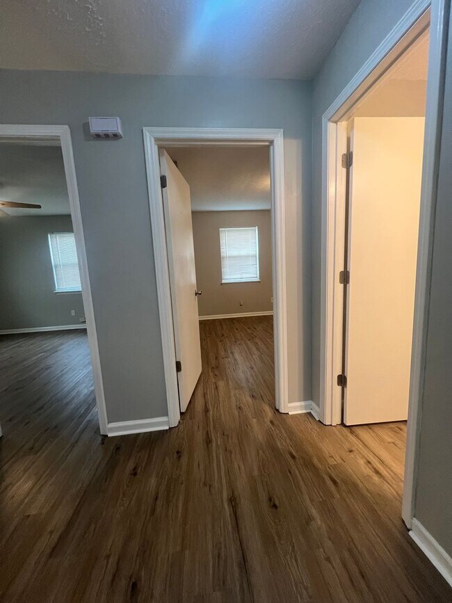 Building Photo - 811 Cedarcrest Dr