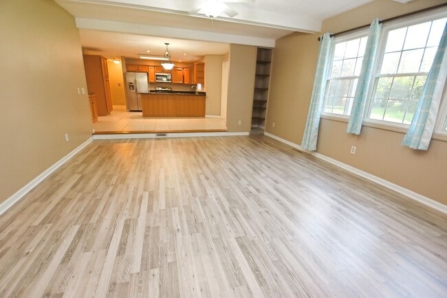 Building Photo - Large executive home in Granger IN