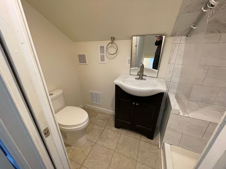 2nd Floor Bath - 6308 61st Pl