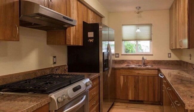 Building Photo - Prime Boulder Townhouse Near Pearl Street & Mt. Sanitas