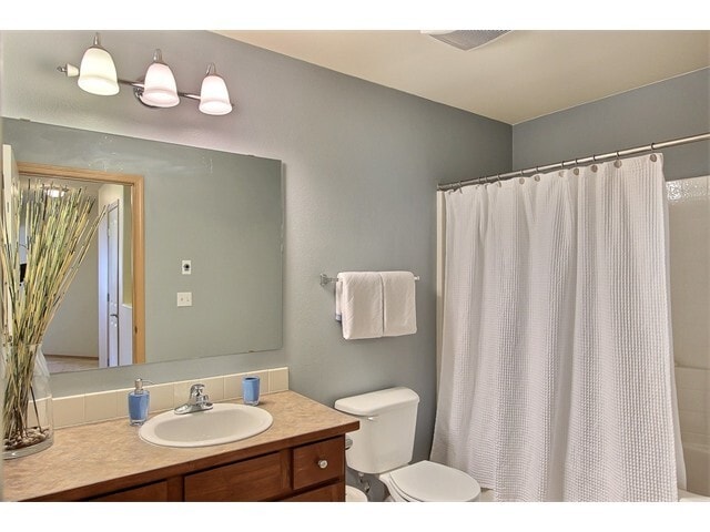 Building Photo - 3 Bedroom 2.5 Bath DuPont Townhome