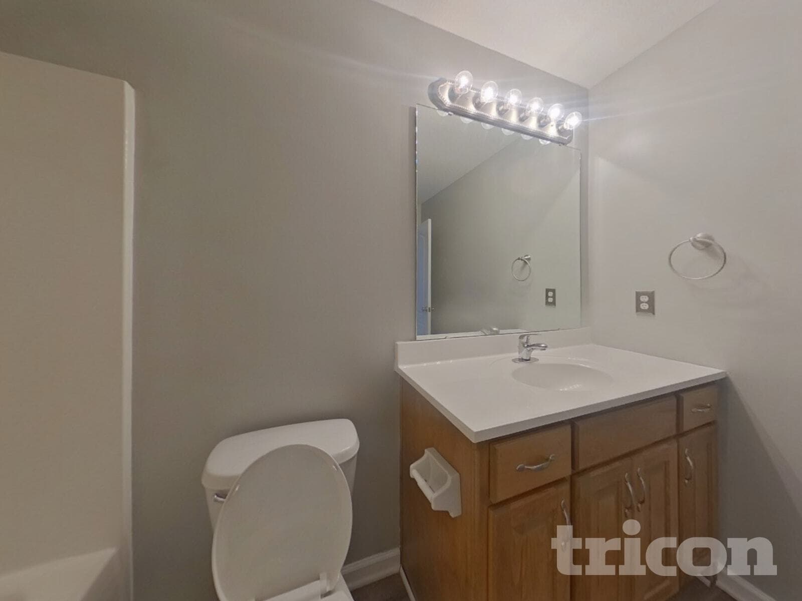 Building Photo - 10201 N Lewis Ave