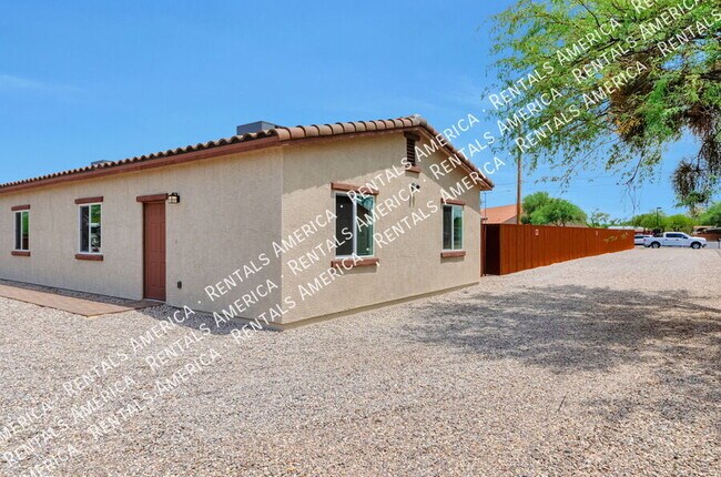 Primary Photo - 3727 N Stone Ave