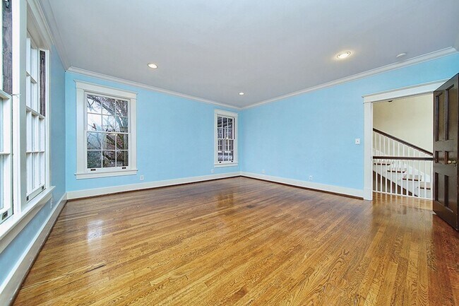 Building Photo - Stunning Tudor-style 4BR/3.5BA home in a prime, unbeatable location!