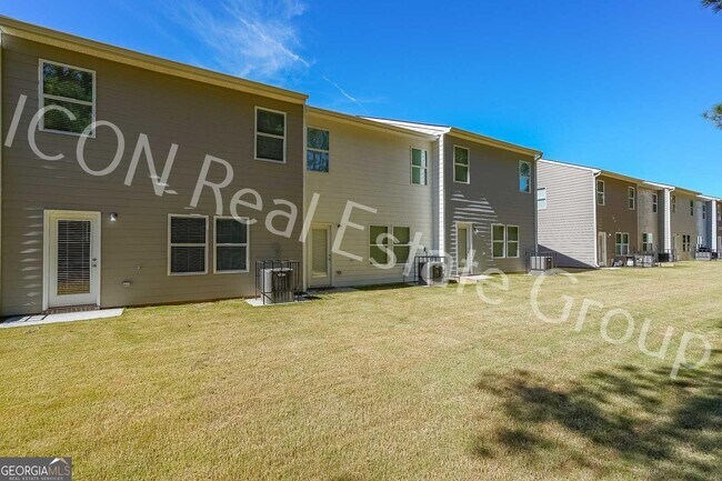 Building Photo - 124 Village Green Dr