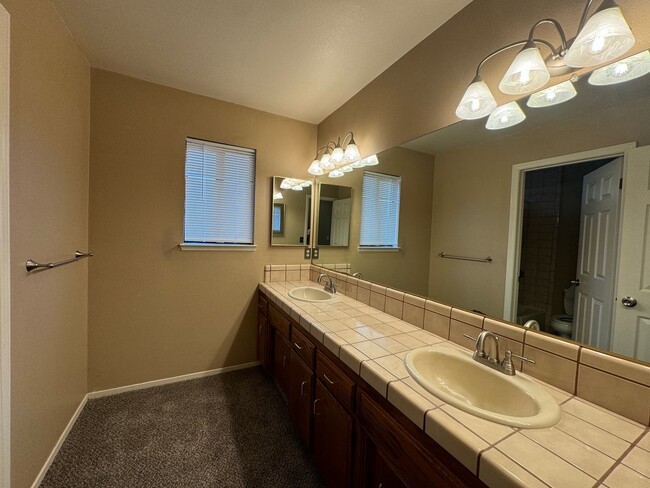 Building Photo - Northwest Bakersfield Home