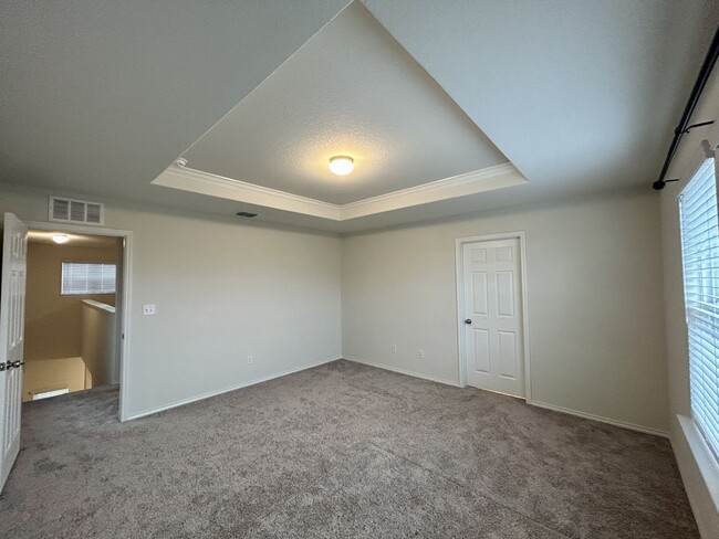 Building Photo - $300 OFF 1ST MONTH RENT IF YOU MOVE IN WIT...