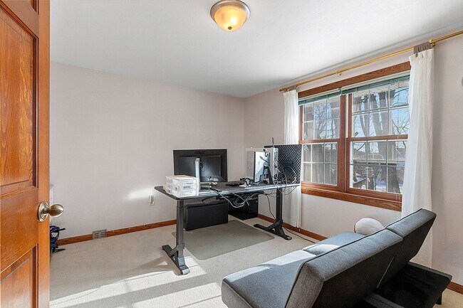 Building Photo - 5 BEDROOM 4.5 BATH PRIVATE BACKYARD