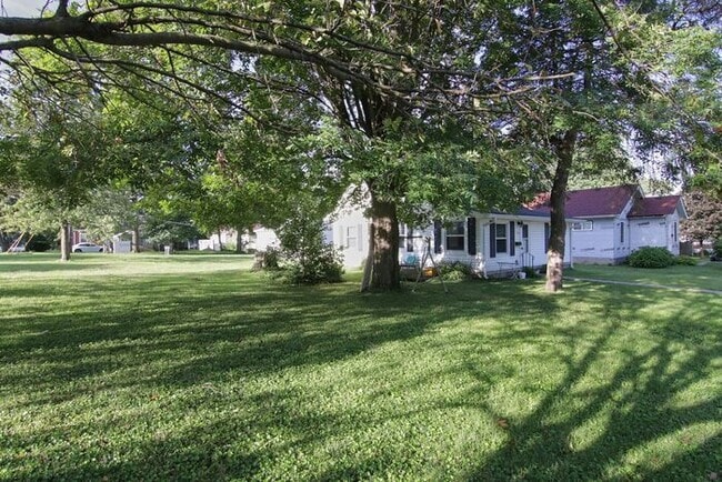 Building Photo - Walking Distance To U Indy Campus!