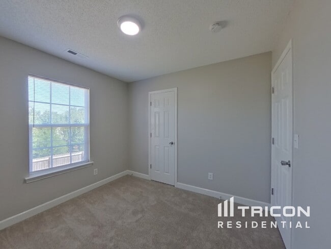 Building Photo - 2045 Sunset Village Dr