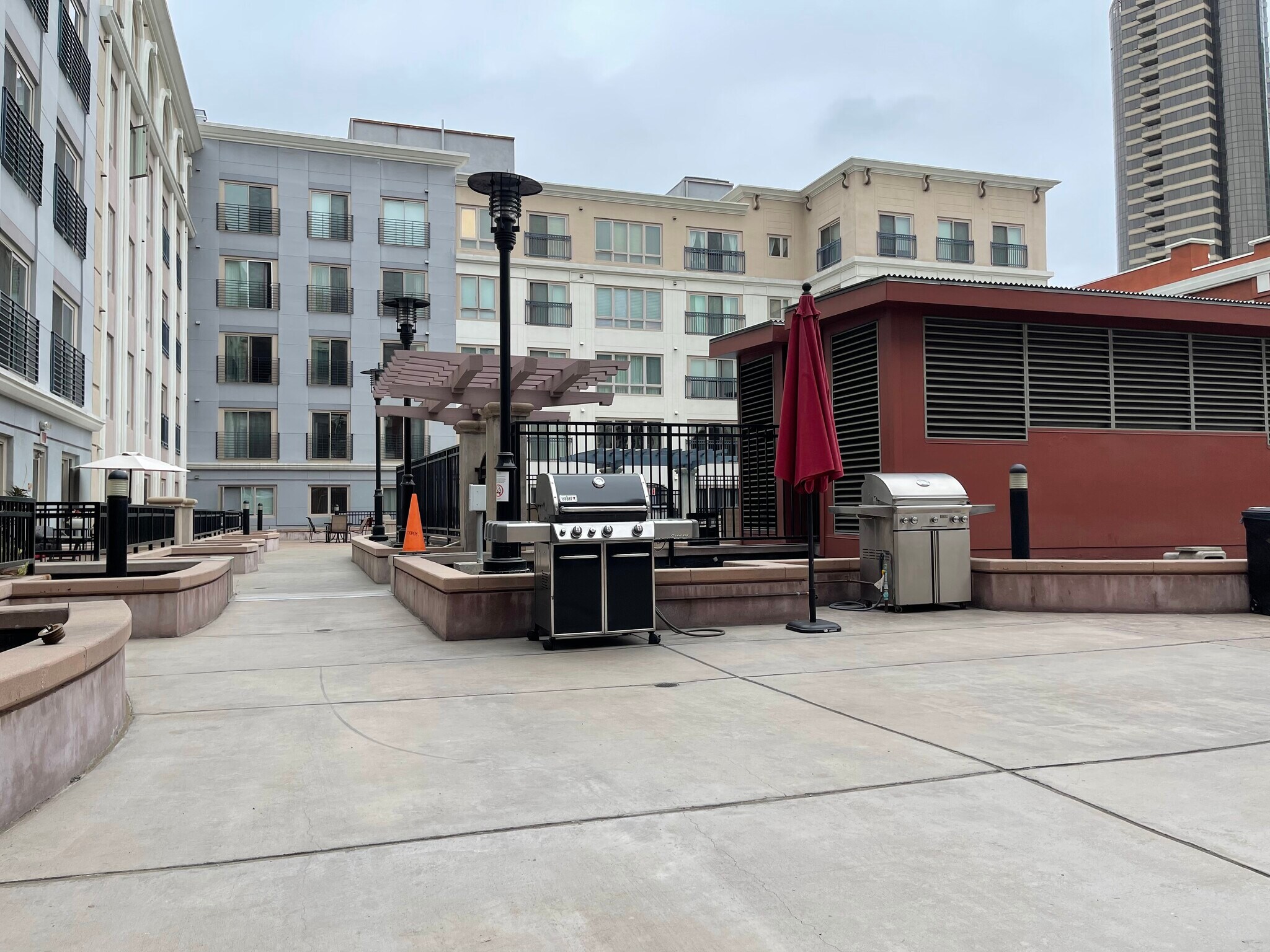 Community courtyard - 450 J St