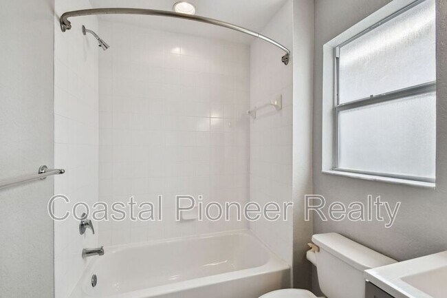 Building Photo - 6105 S Elkins Ave