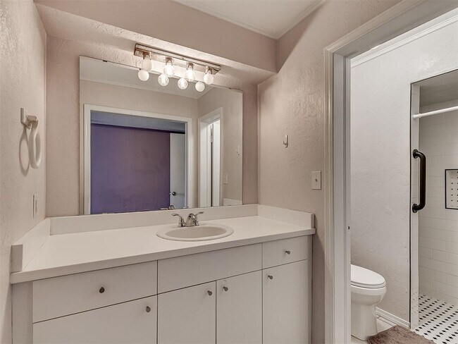 Building Photo - 1703 E Lindsey St