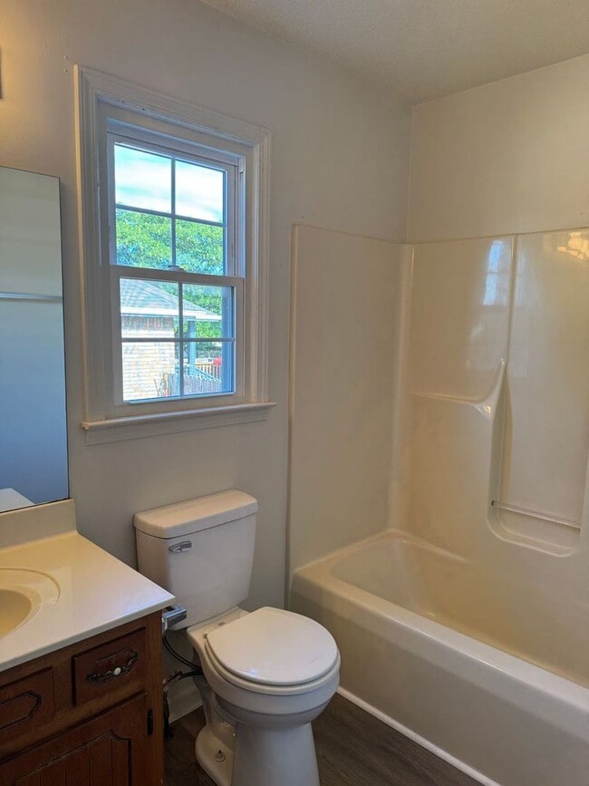 Building Photo - Convenient Location!  3 bedroom 2 bath wit...