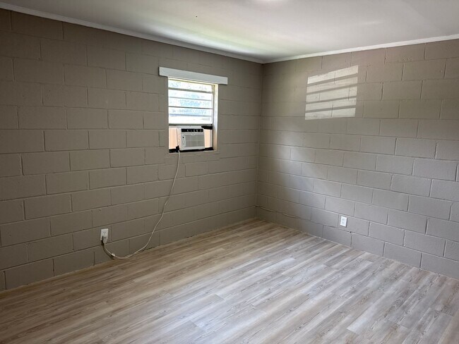 Building Photo - 2 Bed 1 Bath Apartment