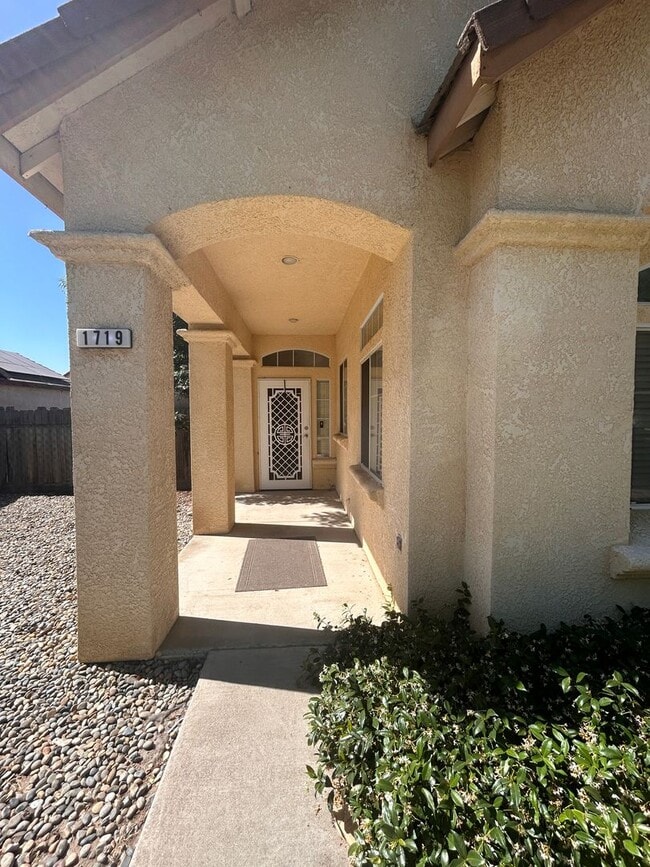Building Photo - Open and spacious in Lemoore