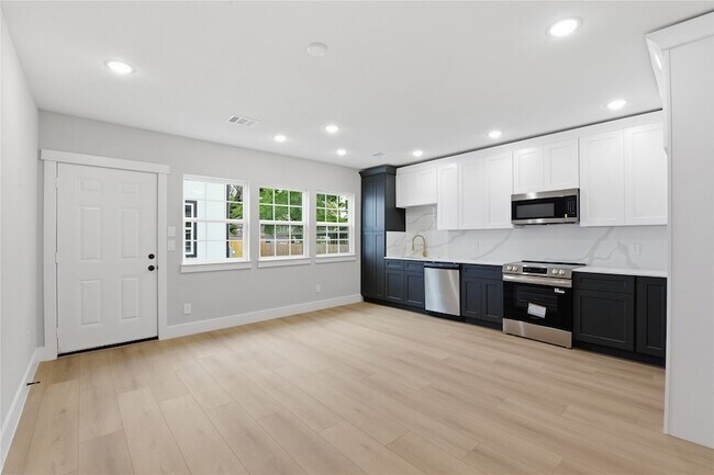 Building Photo - 4610 Providence St